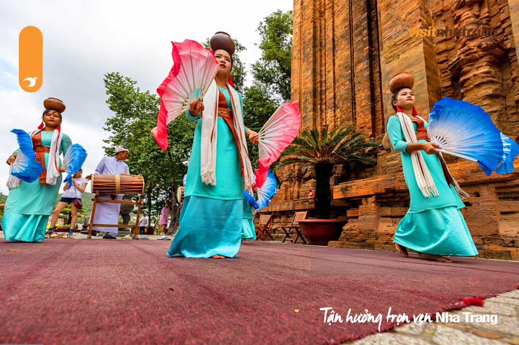 Nơi đây thu hút du khách bởi những điệu múa Chăm truyền thống do chính các cô gái Chăm biểu diễn