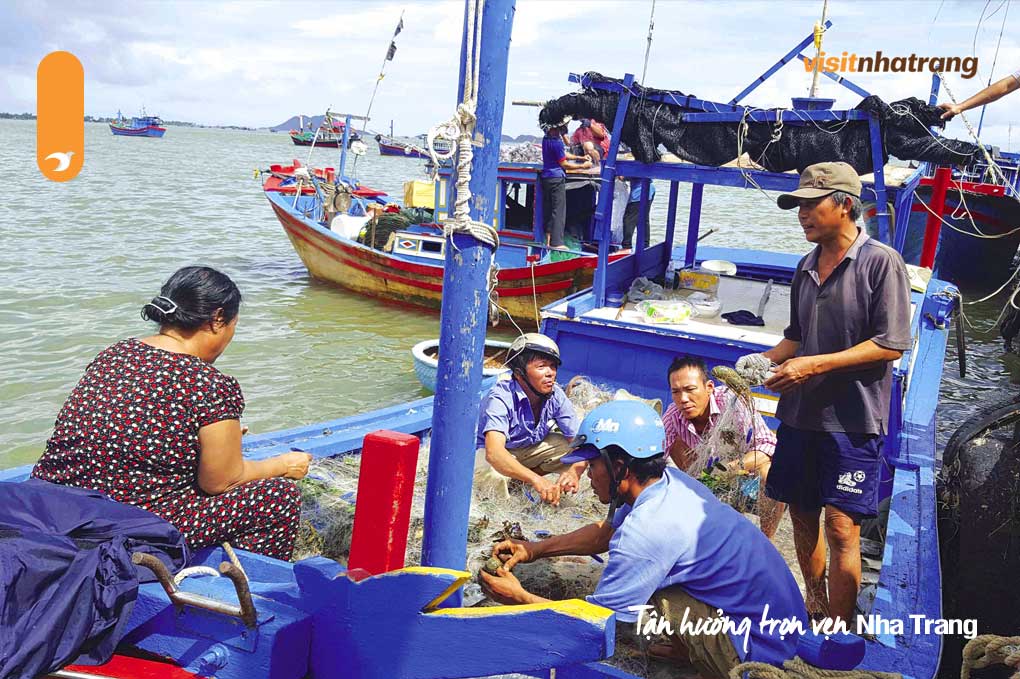 Mua hải sản tươi ngon, khám phá văn hóa địa phương tại chợ bến cá Chùa Tàu