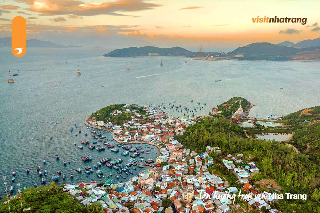 Bạn có thể ngắm nhìn khung cảnh tuyệt đẹp của vịnh Nha Trang với những hòn đảo nhấp nhô