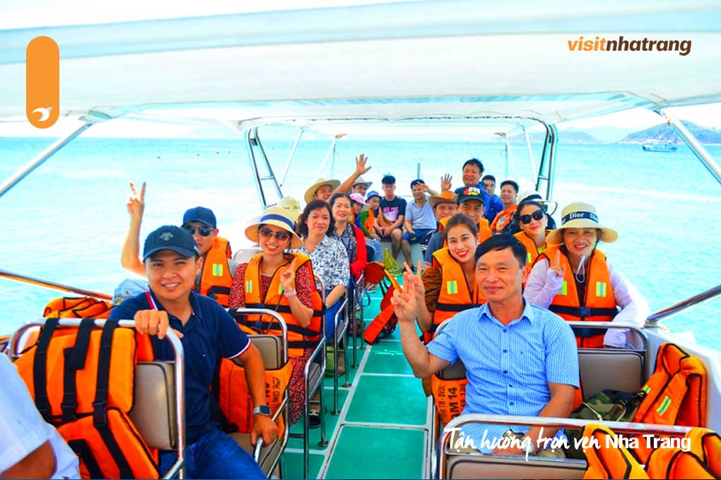 Đi thuyền tham quan các đảo là một trải nghiệm thú vị và đáng nhớ tại Nha Trang