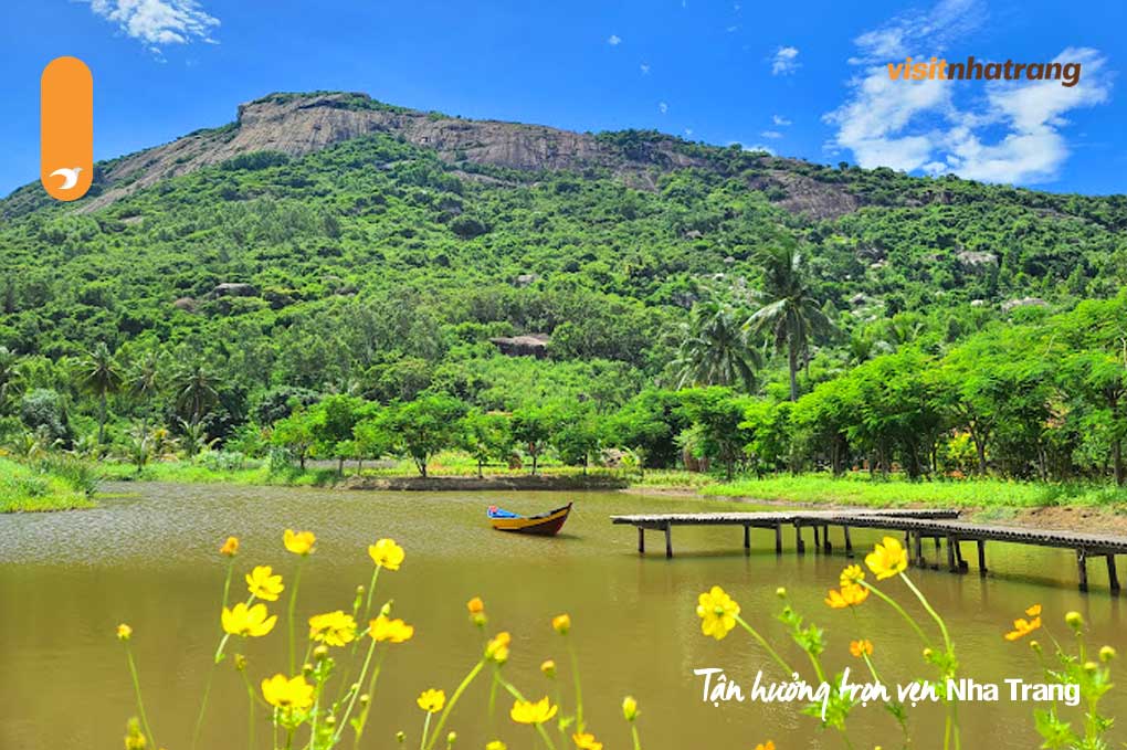 Đồng cừu Suối Tiên nằm cách trung tâm thành phố Phan Rang - Tháp Chàm khoảng 20km