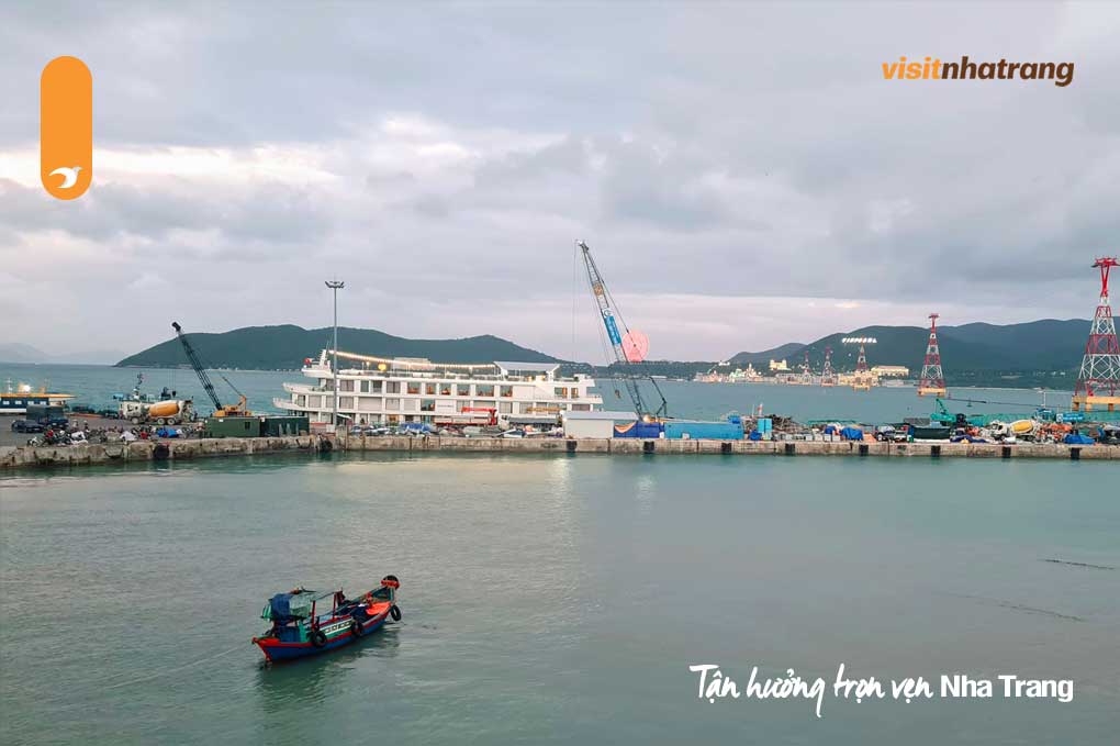 Đi dọc tuyến đường Trần Phú khoảng hơn 4km để tới được bến cảng