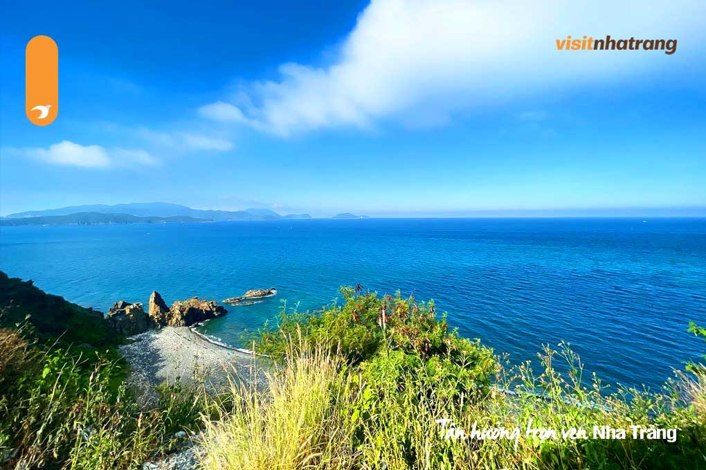 Với chiều dài khoảng 8km, đèo Cù Hin uốn lượn quanh sườn núi, ôm trọn lấy vịnh Nha Trang thơ mộng