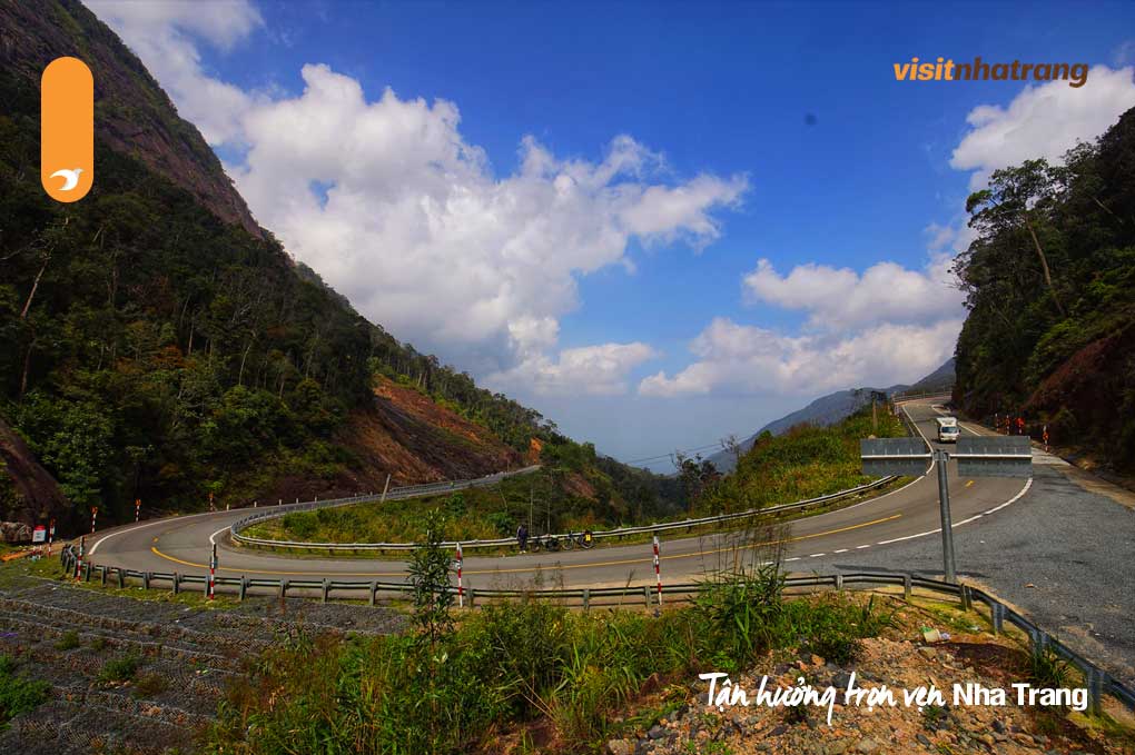 Với chiều dài 33km, đèo Khánh Lê là một trong những con đèo dài nhất Việt Nam