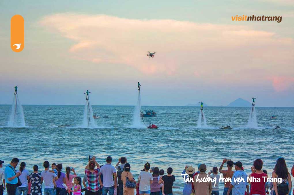 Flyboard là một hoạt động phù hợp với mọi lứa tuổi, từ trẻ em đến người lớn