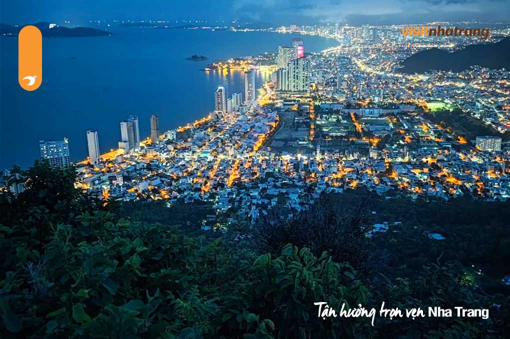 Nơi đây níu chân du khách bởi khung cảnh lung linh huyền ảo khi màn đêm buông xuống