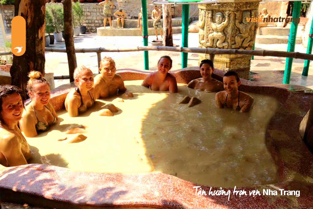 Tắm bùn khoáng là một trong những hoạt động du lịch được yêu thích nhất tại Nha Trang