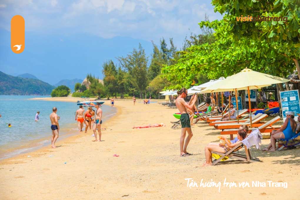 Bãi biển An Bình có khu vui chơi giải trí với nhiều trò chơi hấp dẫn dành cho cả trẻ em và người lớn