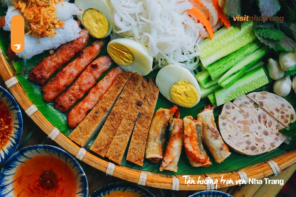 Bánh cuốn chả cá Nha Trang là món ăn sáng đặc sản nổi tiếng của thành phố biển xinh đẹp này