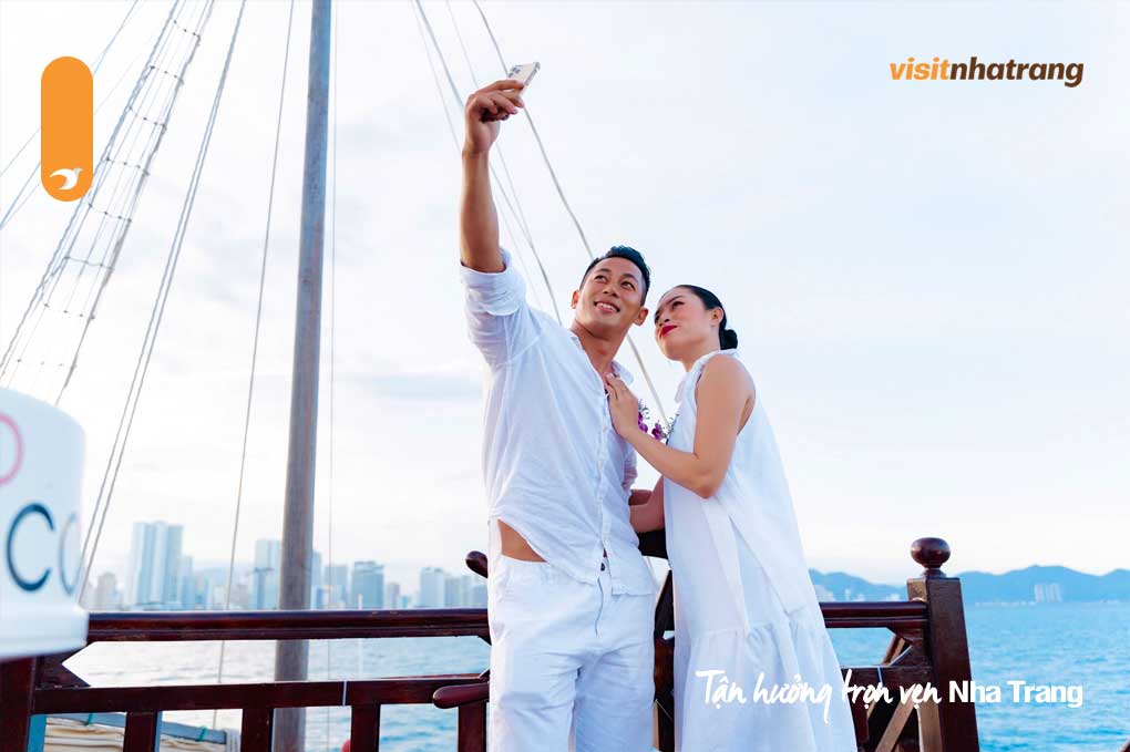 Chụp ảnh selfie với khung cảnh vịnh Nha Trang làm background