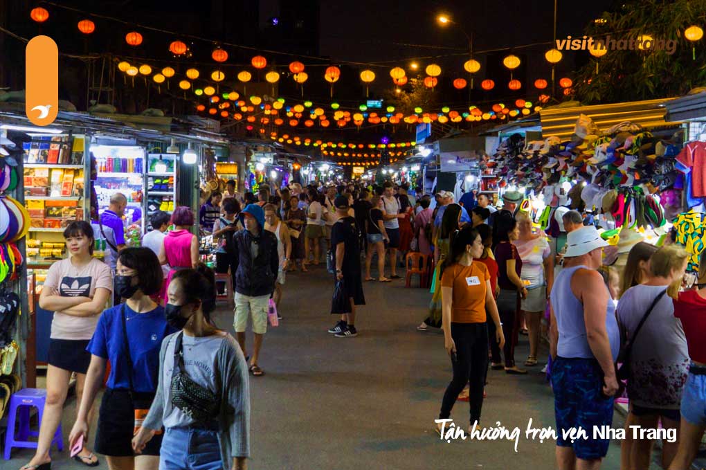 Phố đi bộ ở Nha Trang là nơi tập trung đông đảo du khách mỗi khi đêm xuống