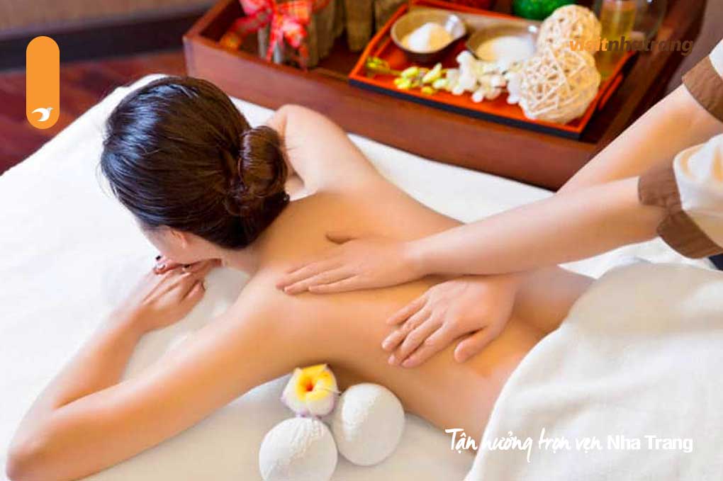 Massage thư giãn không chỉ đơn thuần là việc xoa bóp cơ thể, mà còn là một liệu pháp toàn diện giúp giảm căng thẳng hiệu quả