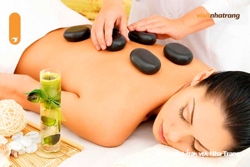 Khác với massage thư giãn tập trung vào việc giảm stress, massage trị liệu hướng đến việc điều trị các vấn đề cụ thể về cơ xương khớp