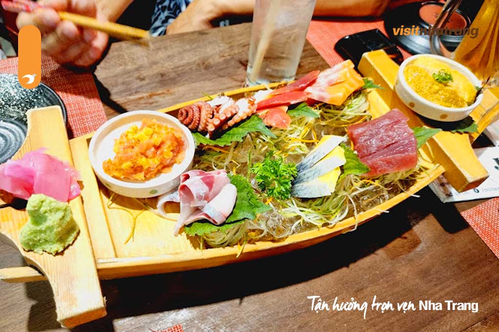 Bếp mở hiện đại, sushi chuẩn vị, thực đơn đa dạng, không gian ấm cúng, dịch vụ chuyên nghiệp