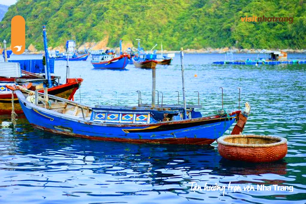 Hãy dành thời gian khám phá làng chài Ninh Thủy, nơi bạn sẽ được hòa mình vào cuộc sống bình dị của ngư dân