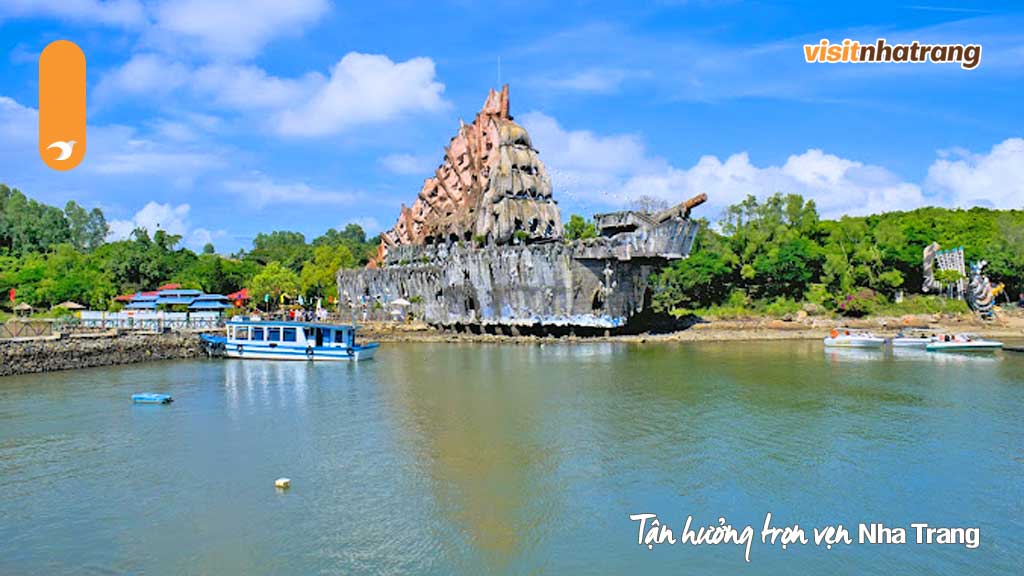 Thủy cung (hồ cá) Trí Nguyên tọa lạc trên đảo Hòn Miễu Thuộc vịnh Nha Trang