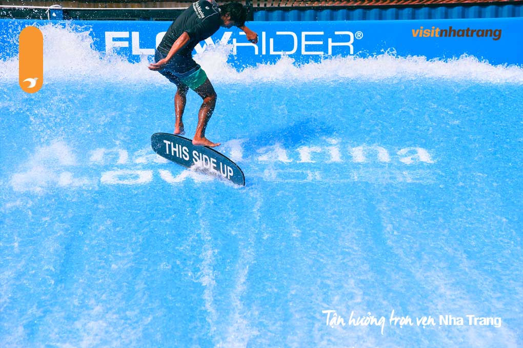 Khi tham gia trải nghiệm Flowrider, bạn sẽ được cung cấp đầy đủ dụng cụ an toàn