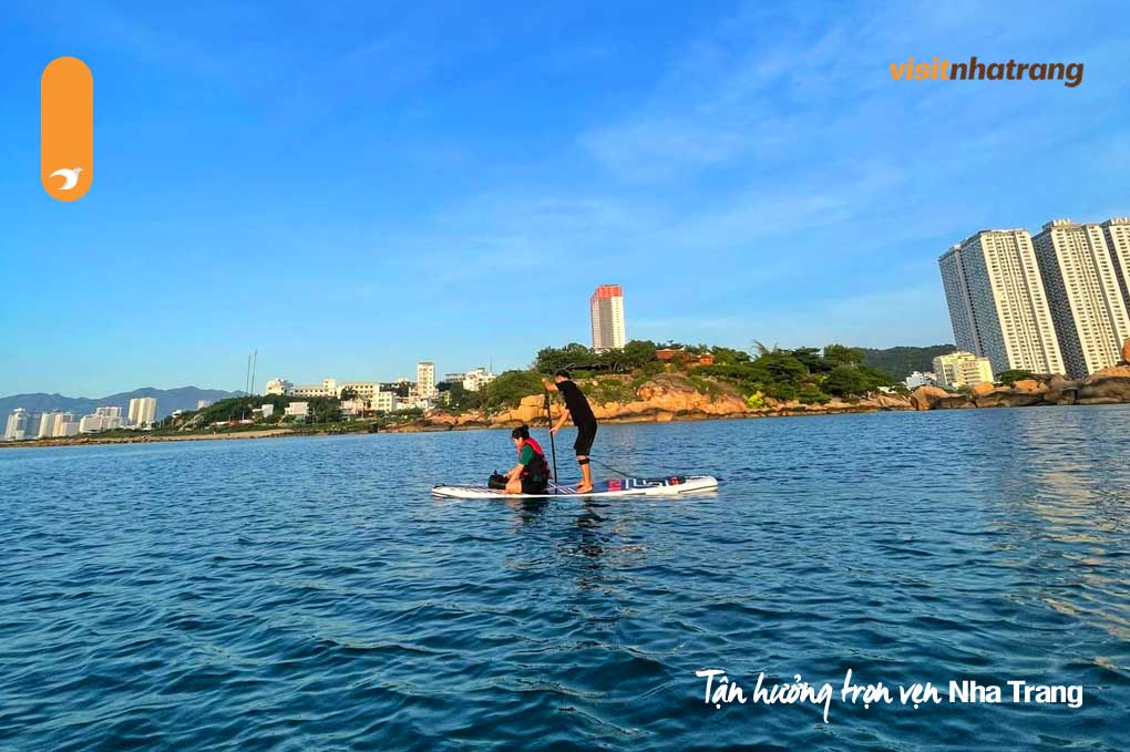 Nếu không có thiết bị cá nhân, bạn có thể thuê SUP tại các cửa hàng hoặc các đơn vị tổ chức tour du lịch tại Hòn Chồng