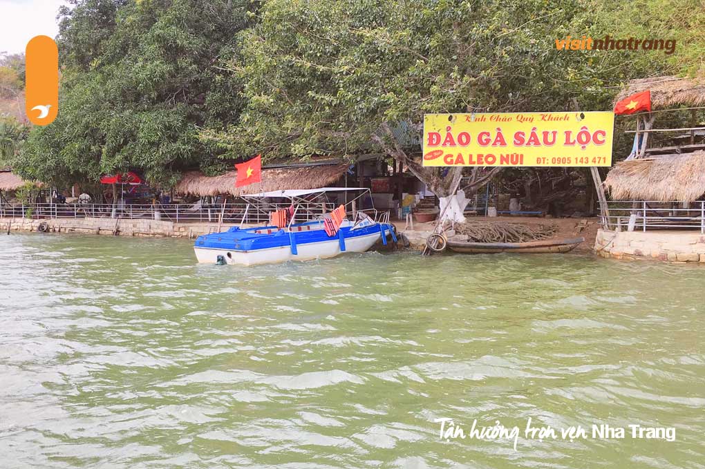 Đảo Gà Nha Trang tọa lạc tại một vị trí vô cùng thuận lợi, cách trung tâm thành phố Nha Trang chỉ khoảng 7km về phía Bắc