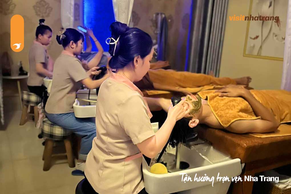 Liệu trình 15 bước, kết hợp giữa các kỹ thuật massage tinh tế và thảo dược quý hiếm